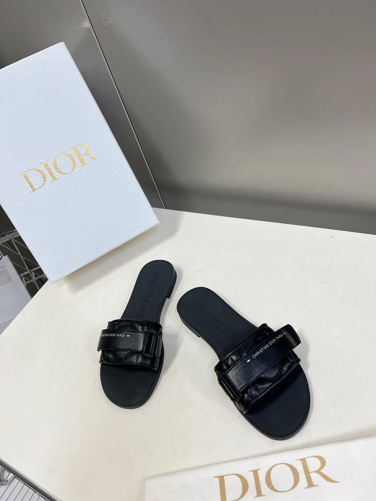 👟👟Ex-factory price 380👟👟 Leather-covered Dior classic Velcro buckle sandals. The high version of the GO original version is a perfect replica. The most popular color matching fabric. Super layered. The original high-end TPU outsole✔️very comfortable and easy to walk. The upper materials are all original customized, 3D electric embroidered three-dimensional cloth surface. Very versatile. A must-have for lazy people in summer. The original full set of packaging code number: 35-40